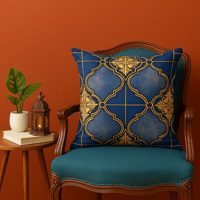 Coussin Motif de carreaux marocains bleu et or (Blue and gold ornate Moroccan Tile Pattern throw pillow in Boho living room)