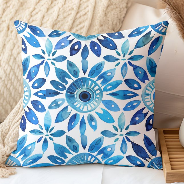 Coussin Motif de Carrelage bleu méditerranéen (Mediterranean Watercolor Blue Tile Pattern Throw Pillow in a neutral boho bedroom.)