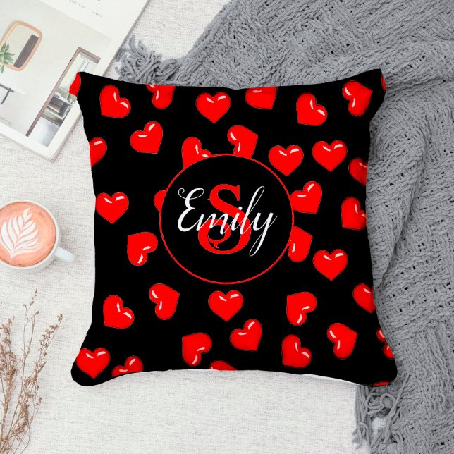 Coussin motif de coeur rouge élégant sur monogramme person (Créateur téléchargé)