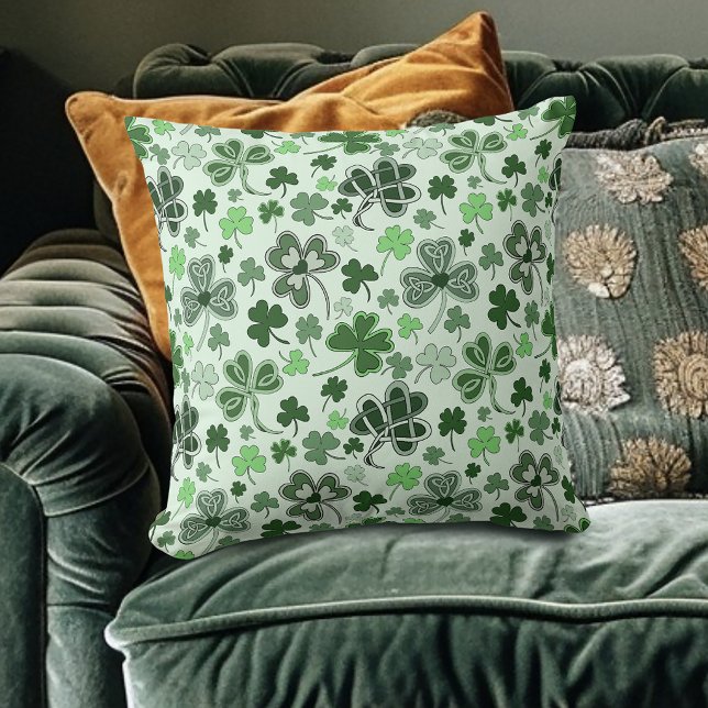Coussin Motif de cœurs de trèfle vert clair ludique celtiq (Créateur téléchargé)