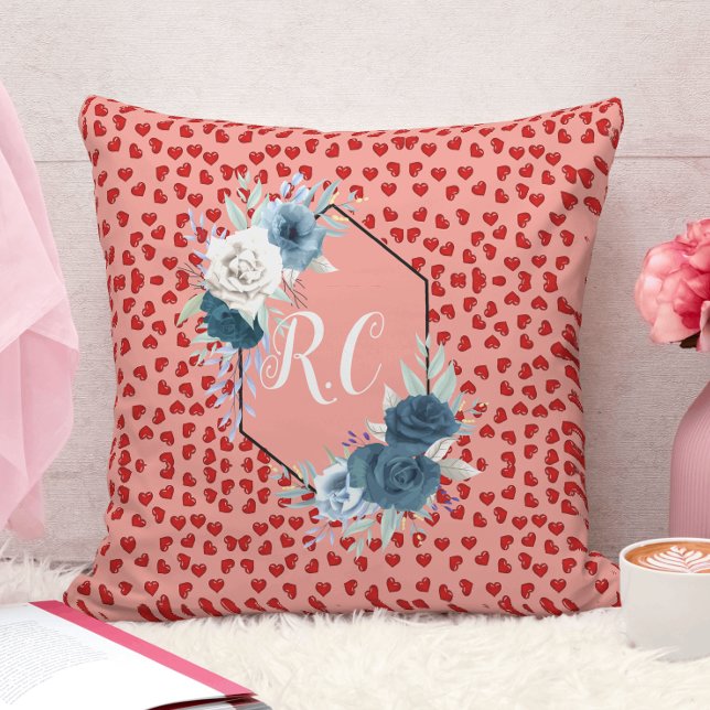 Coussin motif de cœurs rouges et monogramme floral bleu (Créateur téléchargé)