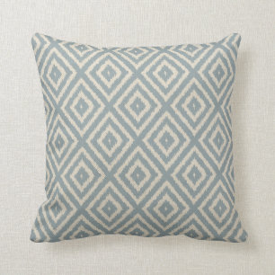 Coussin Motif de diamant d'Ikat bleu-clair et crème