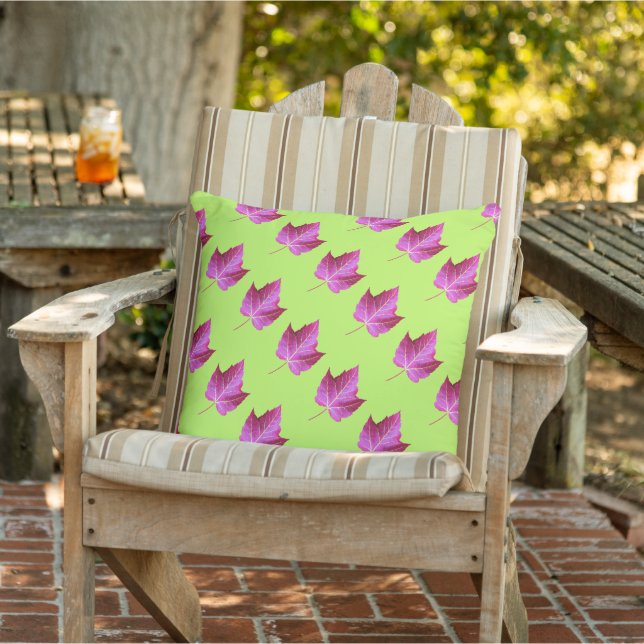 Coussin Motif de feuille d'érable rouge d'automne sur fond (Chaise)