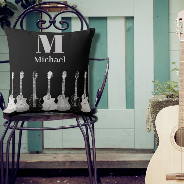 Coussin Motif de guitare cool Monogramme noir et gris (Cool guitar pattern black and gray monogram modern pillow for guitarists and musicians )