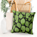 Coussin Motif de la feuille de basalte verte<br><div class="desc">Coussin Motif de la feuille de Basil verte. Feuilles de basilic vert dans un motif sur un arrière - plan noir.</div>