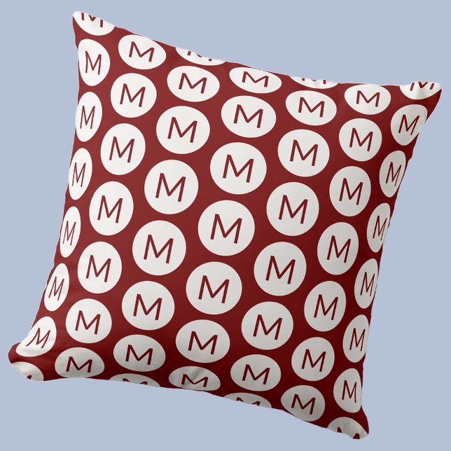 Coussin Motif de lettre initiale de monogramme personnalis (Polka dot spot pattern modern monogram initial personalized pillow In dark red burgundy)