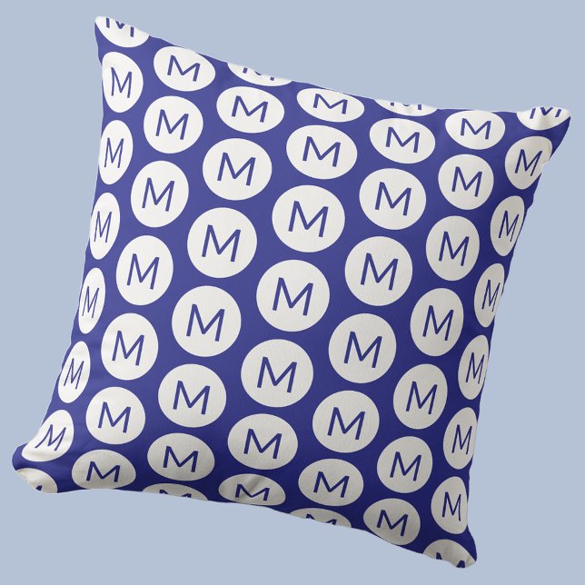 Coussin Motif de lettre initiale personnalisée Monogramme  (Polka dot spot pattern modern monogram initial personalized pillow In blue and white)