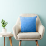 Coussin Motif de maillage géométrique dégradé bleu clair<br><div class="desc">Cool clair foncé dégradé géométrique maille à motif coussin à la décoration d'accueil pour les chambres modernes. Maille géométrique triangulaire avec dégradé bleu foncé clair.</div>