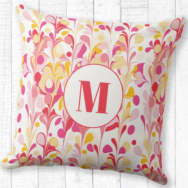 Coussin Motif de marbre rétro Abstrait Monogramme (Modern monogram initial retro marble pattern pink red yellow personalized throw pillow)