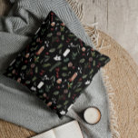 Coussin Motif de Noël moderne noir neutre<br><div class="desc">Ce motif de Noël moderne et noir neutre est parfait pour préparer la maison pour la saison des fêtes ! Avec son design festif, ce coussin absolument époustouflant dispose d'un motif unique et détaillé d'éléments d'aquarelle traditionnels tels que les baies rouges et blanches, les saints, les sprigs de pin et...</div>
