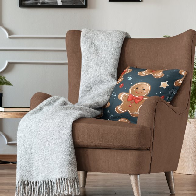 Coussin Motif de pain d'épices bleu et rouge de Noël (Cute gingerbread men pattern on navy blue background with light blue, red and cream stars pillow.)