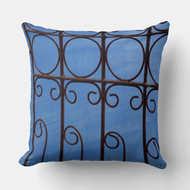 Coussin Motif de porte en fer bleu, Cuba (Recto)