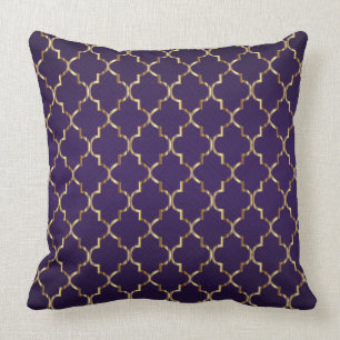 Coussin Motif de Quatrefoil d'or sur le pourpre de prune
