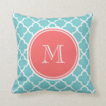Coussin Motif de Quatrefoil turquoise, Monogramme de Corai<br><div class="desc">Motif de quatrefoil turquoise et blanc tendance, vous pouvez personnaliser avec un monogramme blanc initial dans une police moderne, sur un étiquette corail cercle, bannière, cadre avec des lignes circulaires blanches. GraphicsByMimi© Un motif branché pour elle. Utilisez le champ modèle pour ajouter votre monogramme initial ou lettre ou sélectionnez "customiser"...</div>