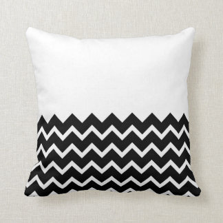 Coussin Motif de zigzag noir et blanc. Plaine de partie