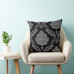 Coussin Motif décalé damassé Rococo gris sur fond noir