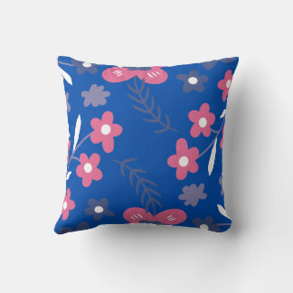 Coussin motif floral stylisé contre dossier bleu solide