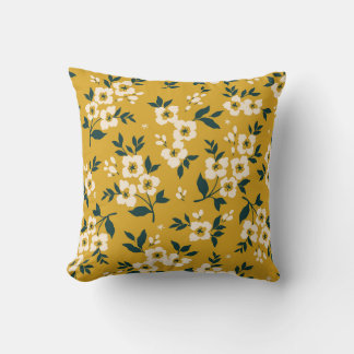 Coussin motif floral vintage, petites fleurs blanches.