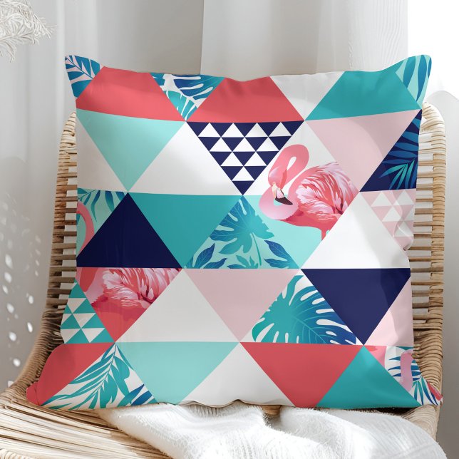 Coussin Motif géométrique flamant moderne (Bleu et corail) (Modern Tropical Leaves with Pink Flamingo Pillow in a sunny rattan armchair.)