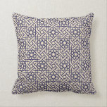 Coussin Motif géométrique marocain bleu islamique<br><div class="desc">Décorez votre maison avec ce coussin recouvert de ce motif marocain géométrique islamique bleu et blanc. Il s'agit d'un simple motif géométrique islamique quadruplé. Une étoile avec huit pétales et un octogone avec des bandes autour. Design géométrique islamique original et traditionnel. Les motifs arabes géométriques sont très populaires dans l'ornementation...</div>