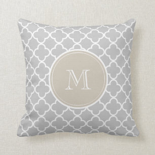 Coussin Motif gris de Quatrefoil, monogramme beige