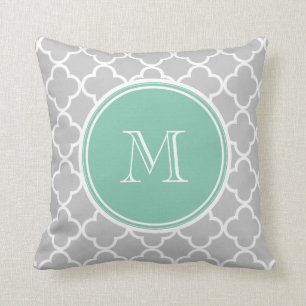 Coussin Motif gris de Quatrefoil, monogramme vert en bon