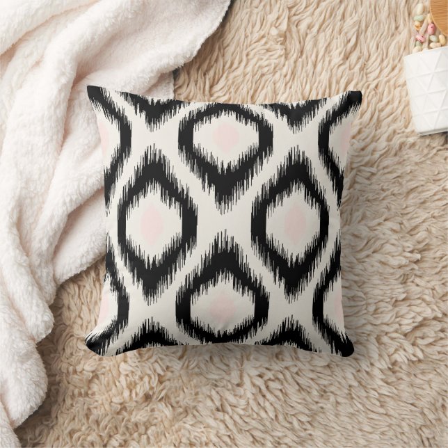 Coussin Motif Ikat Chic Rose noir ivoire élégant (Couverture)