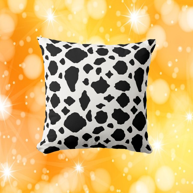 Coussin Motif Impression Vache Noir et Blanc (A throw pillow with a black and white cow pattern)