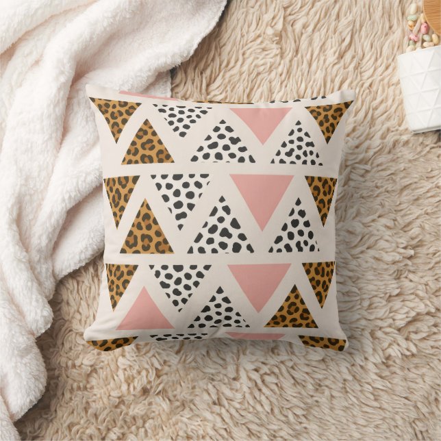 Coussin Motif Léopard Chic et Triangle Rose (Couverture)