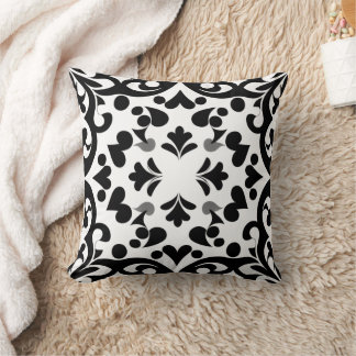 Coussin motif noir sur fond blanc