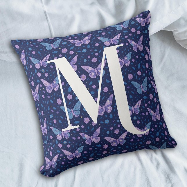 Coussin Motif papillon violet girly avec monogramme gras (Créateur téléchargé)