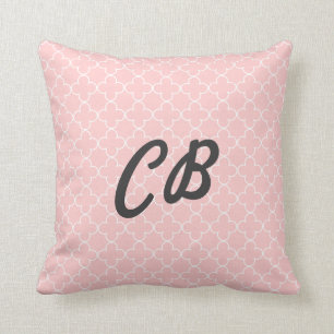 Coussin motif Pastel rose monogramme