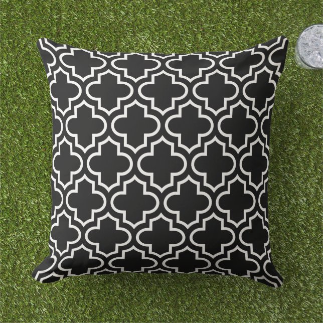 Coussin Motif Quatrefoil Marocain moderne noir et blanc (Herbe)