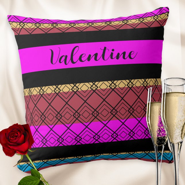 Coussin Motif rayures colorées Saint-Valentin romantique (A colorful throw pillow with striped design and 'Valentine' in elegant script typography)