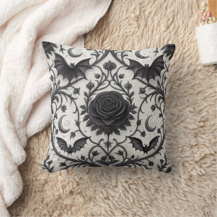 Coussin Motif Rose Gothique Foncé (3)