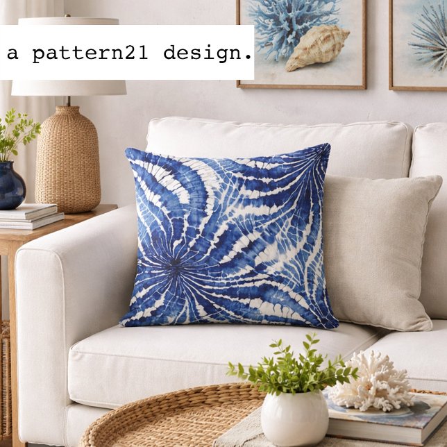 Coussin motif tie dye abstrait indigo et blanc (Indigo shibori pillow brings relaxed coastal texture to bright beach inspired spaces.)