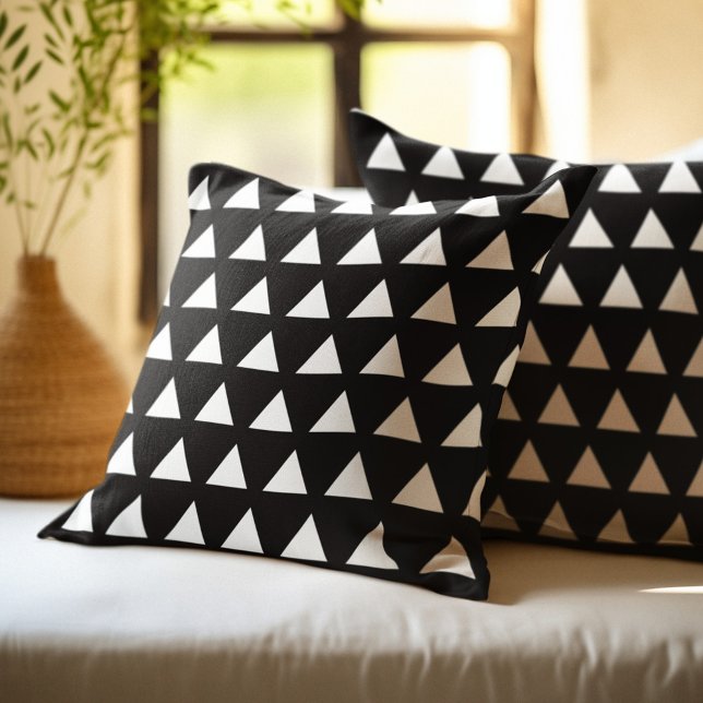 Coussin Motif triangulaire géométrique noir et blanc (Créateur téléchargé)