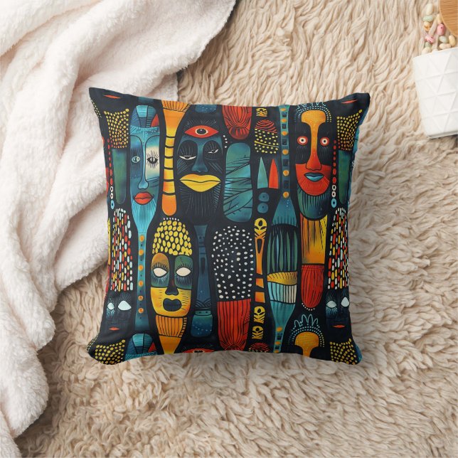 Coussin Motif tribal africain avec idoles. (Couverture)