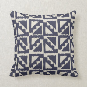 Coussin Motif tribal en ivoire de triangle d'Ikat