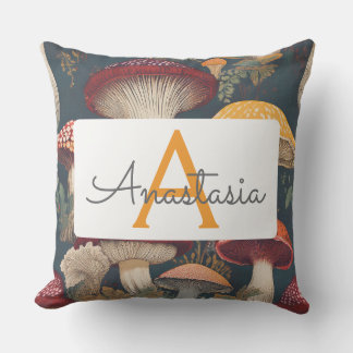 Coussin Motif Whimsical de champignons avec nom et monogra