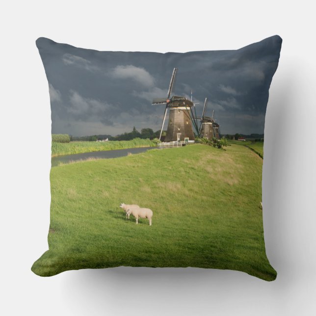 Coussin Moutons avec moulins à vent sous des nuages sombre (Recto)