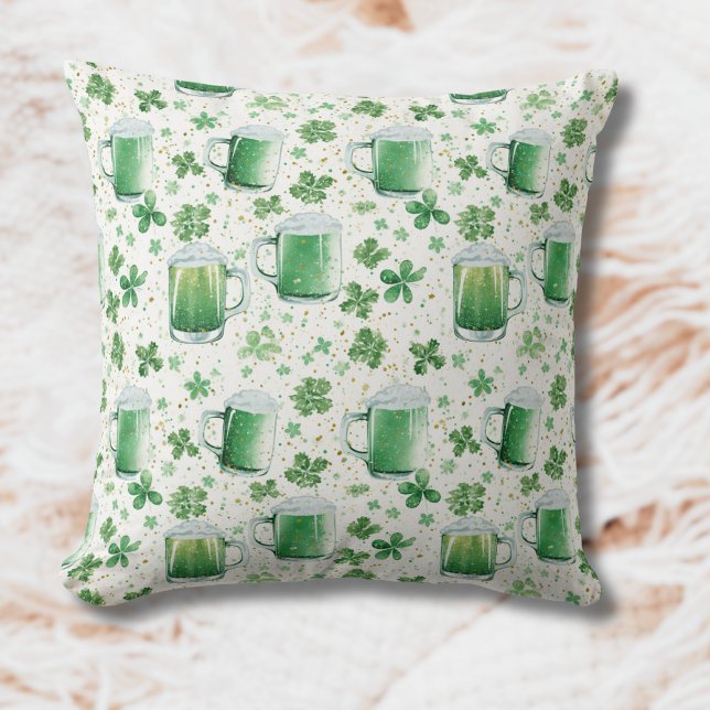 Coussin Mugs élégants verts pour bière et trèfles blancs (Créateur téléchargé)