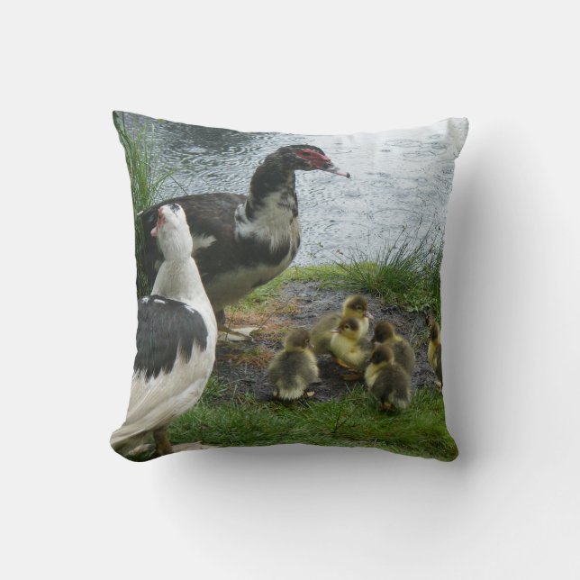 Coussin Muscovy Famille De Canards Dans La Pluie Jouer Ore (Recto)