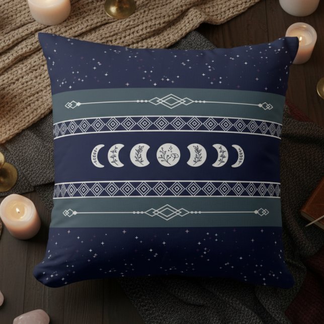 Coussin Mystical Moon Navy Blue Night Sky (Track the magic of the cosmos with this Deep Navy and Silver Lunar Phase Pillow)