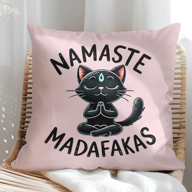 Coussin "Namaste Madafakas" Amusants Amoureux de les chats ("Namaste Madafakas" Funny Cat Lovers Throw Pillow on a sunny boho rattan chair.)