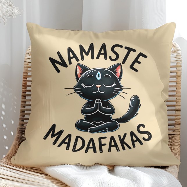 Coussin "Namaste Madafakas" Amusants Amoureux de les chats ("Namaste Madafakas" Funny Cat Lovers Throw Pillow on a sunny boho rattan chair.)
