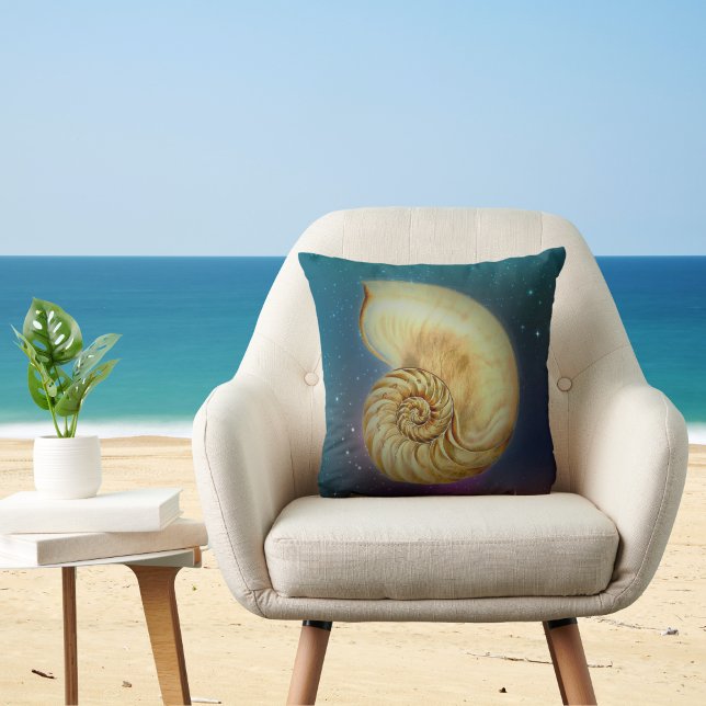 Coussin Nautilus vintage dans un ciel cosmique étoilé (Créateur téléchargé)