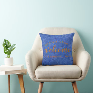 Coussin Navy moderne et nom personnalisé en cuivre