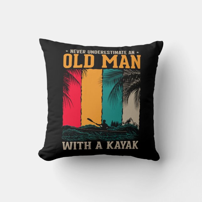 Coussin Ne jamais sous-estimer le vieil homme avec Kayak (Recto)