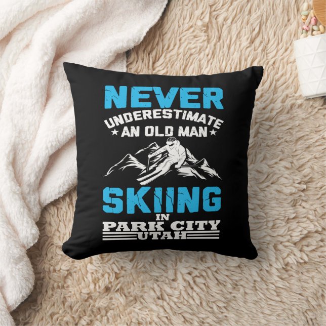 Coussin Ne sous-estimez jamais un vieil homme skier dans l (Couverture)